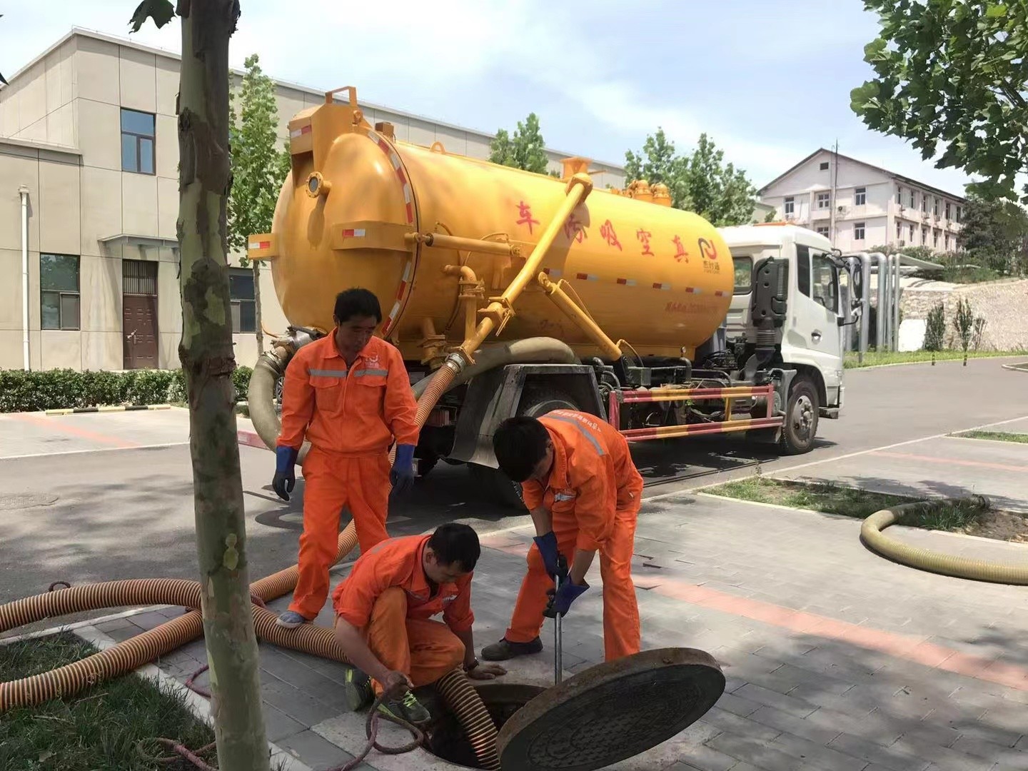 高新管道疏通车停在窨井附近